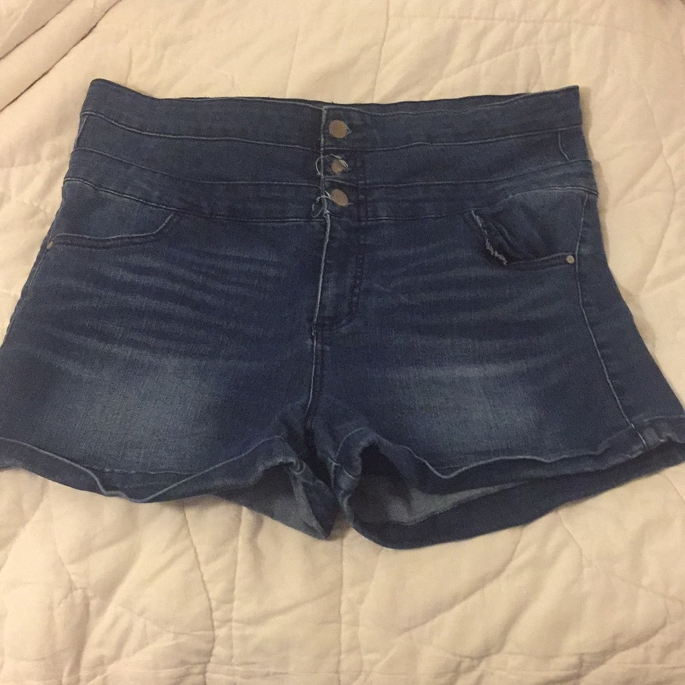Size 15 Tinseltown high-waisted shorts